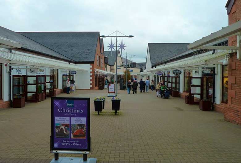 shopping outlet village